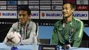 Pelatih Timnas Indonesia, Bima Sakti, bersama Hansamu Yama, saat jumpa pers jelang laga Piala AFF 2018 di Stadion Nasional, Singapura, Kamis (8/11). Timnas akan berhadapan dengan Singapura. (Bola.com/M. Iqbal Ichsan)