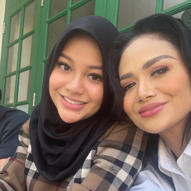[Fimela] Krisdayanti dan Aurel Hermansyah