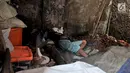 Warga beristirahat di lokasi kebakaran di Tambora, Jakarta, Kamis (10/1). Kebakaran tersebut menghanguskan sebanyak 31 rumah di RW 04 Kelurahan Tambora. (Merdeka.com/Iqbal Nugroho)
