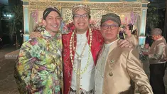 Lewat Instagram pribadinya, personel Bukan Bintang Biasa (BBB) ini membagikan beberapa foto saat menghadiri pernikahan adik sahabatnya. Gayanya yang maskulin mengenakan beskap dan blankon pun memancarkan aura pria Jawa yang begitu elegan. (Liputan6.com/IG/@dimasbeck)