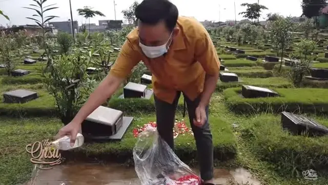 6 Momen Ruben Onsu Ziarah ke Makam Olga Syahputra, Kenang Ulang Tahun Sahabat