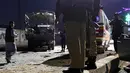 Aparat kepolisian dan militer berjaga di lokasi serangan bom bunuh diri di Quetta, Balochistan, Pakistan, Selasa (9/1). Lokasi serangan ini berada tak jauh dari kantor pemerintahan setempat. (Liputan6.com/Banaras Khan)