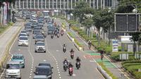 Suasana ruas jalan di kawasan Sudirman, Jakarta, Rabu (11/8/2021). Mulai 12 Agustus 2021, Polda Metro Jaya bakal kembali menerapkan aturan ganjil genap di sejumlah ruas jalan Ibu Kota dan meniadakan kebijakan penyekatan yang diterapkan selama PPKM Level 4. (Liputan6.com/Faizal Fanani)