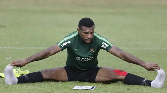 Pemain Timnas Indonesia U-23, Marinus Wanewar, melakukan pendinginan saat latihan. (Bola.com/Vitalis Yogi Trisna)