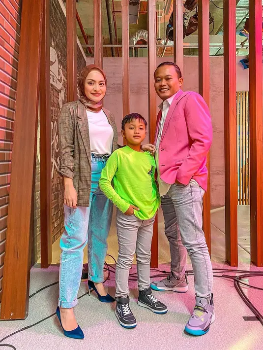 Begitu juga sebaliknya, Nathalie sangat menyayangi anak-anak dan keluarga Sule. Komedian yang satu ini sangat bersyukur bisa mempersunting Nathalie sebagai istrinya. Sule pun mengatakan bahwa Nathalie adalah anugerah dari Tuhan. (Instagram/ferdinandsule)