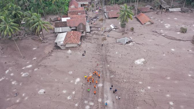 Tim SAR melakukan operasi pencarian orang hilang menyusul erupsi Gunung Semeru di desa Sumberwuluh, Lumajang, Jawa Timur, Senin (6/12/2021). Berdasarkan laporan Badan Nasional Penanggulangan Bencana (BNPB), jumlah korban meninggal sampai Minggu sore berjumlah 14 orang. (ADEK BERRY/AFP)