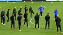 Pelatih Belanda Frank de Boer (kanan) berbincang dengan para pemainnya saat sesi latihan timnas Belanda di Zeist (5/10/2020). Belanda sedang mempersiapkan pertandingan eksibisi melawan Meksiko kemudian akan bertemu dengan Bosnia dan Herzegovina dan Italia di Lhe Nations League. (AFP/ANP/Olaf Kraak)