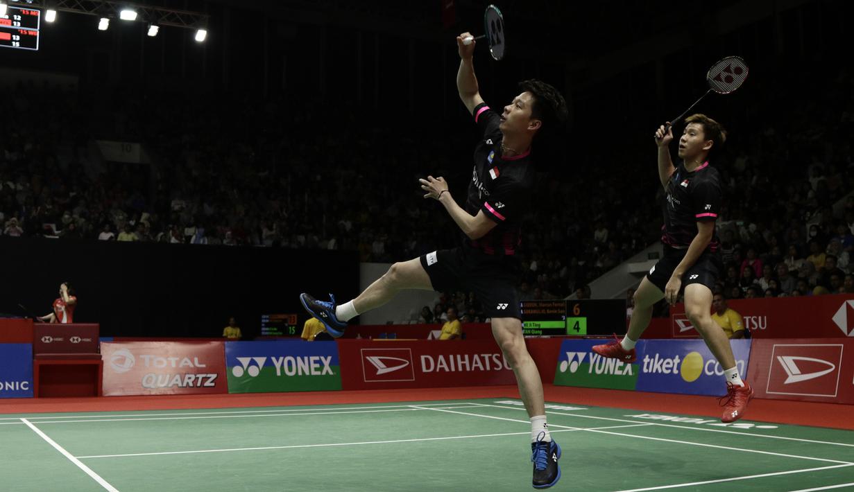 Ganda putra Indonesia, Kevin Sanjaya/Marcus Gideon, saat menghadapi wakil Tiongkok, He Ji Ting/Tan Qiang, pada laga Indonesia Masters 2020 di Istora, Jakarta, Kamis (16/1). Kevin/Marcus unggul 21-19 dan 21-13. (Bola.com/Yoppy Renato)