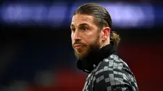Pada bursa transfer musim panas lalu, Sergio Ramos memutuskan untuk hengkang dari Real Madrid menuju PSG dengan status bebas transfer. Namun, baru dua kali tampil, Ramos malah sudah terkena kartu merah. Total, sudah ada 27 kartu merah yang pernah ia dapatkan sepanjang kariernya. (AFP/Franck Fife)