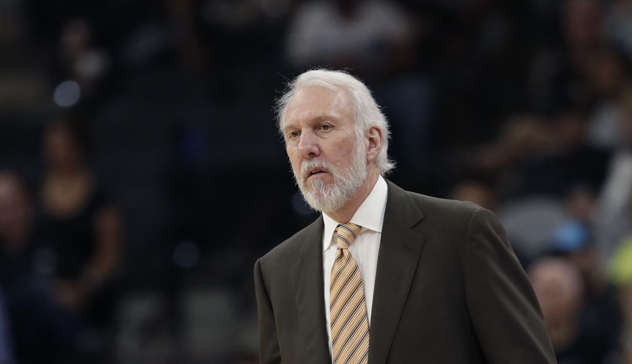 Pelatih San Antonio Spurs, Gregg Popovich memberikan kode khusus kepada pemainnya saat melawan Utah Jazz pada laga NBA basketball game di AT&T Center, San Antonio, (1/10/2016). Utah menang 106-91. (AP/Eric Gay)