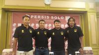 Jafri Sastra (dua dari kiri) dan tim pelatih Persis Solo saat konferensi pers di Solo, Rabu (14/3/2018). (Bola.com/Ronald Seger Prabowo).