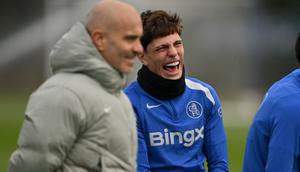 Gelandang Chelsea asal Argentina #19, Alejandro Garnacho (tengah), tersenyum saat sesi latihan tim di tempat latihan Chelsea di Cobham, sebelah barat London pada 8 Desember 2025, menjelang pertandingan Phase League Liga Champions UEFA melawan Atalanta BC di Bergamo. (Glyn KIRK/AFP)