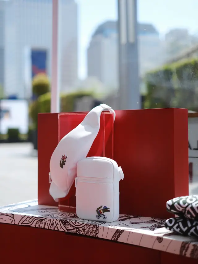 Kolaborasi Lacoste dan Netflix Hadirkan Ikon Series Paling Favorit dalam Koleksi Busana