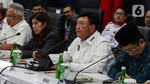 Bersama Sejumlah Menteri, Menko Polkam Budi Gunawan Tunjukkan Tumpukan Uang Hasil Operasi Pemberantasan Judi Online