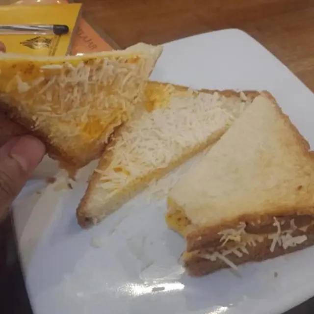 6 Momen Apes Beli Sandwich untuk Berbuka Puasa Ini Bikin Elus Dada