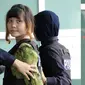 (kanan) Don Thi Huang dan (kiri) Siti Aisyah menuju laboratorium di Kuala Lumpur, Malaysia untuk pengecekan racun VX Nerve Agent yang digunakan untuk membunuh Kim Jong-nam. (AP Photo/Vincent Thian)