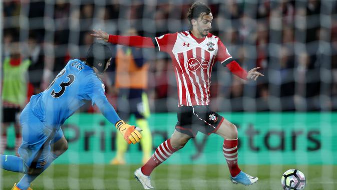 Penyerang Southampton, Manolo Gabbiadini (kanan) mengoleksi lima tembakan ke arah gawang pada laga perdana Premier League 2017-2018. (AFP/Adrian Dennis)