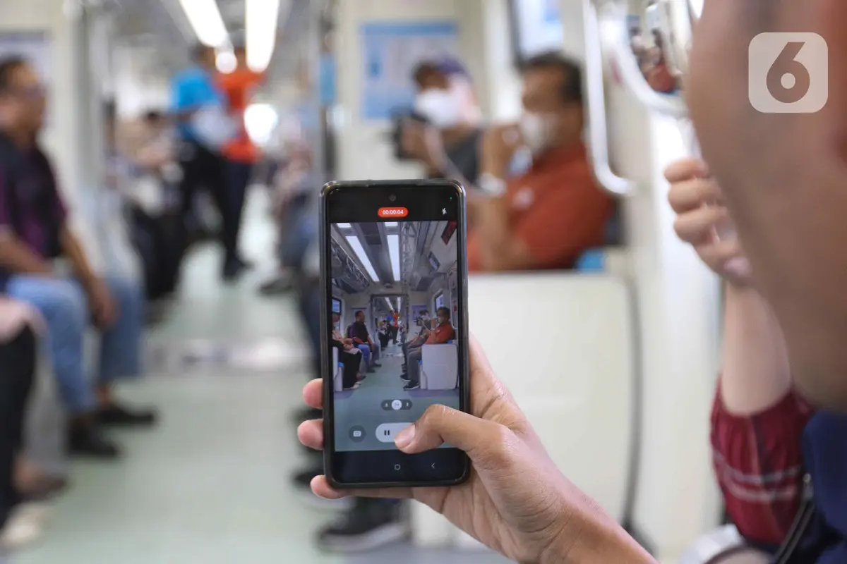 Setelah beberapa hari beroperasi, ada sejumlah keluhan yang disampaikan para pengguna LRT Jabodebek, salah satunya dari orang-orang dengan tinggi badan lebih dari 180 cm.