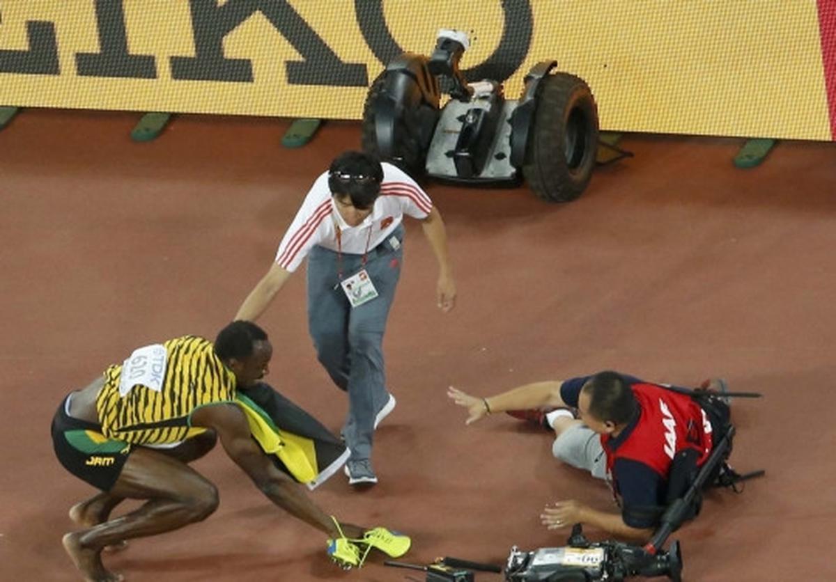 Insiden lucu Usain Bolt tertabrak kameramen usai juara lari 200 M