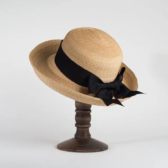 Topi Feodora untuk Menampilkan Kesan Wajah yang Tegas