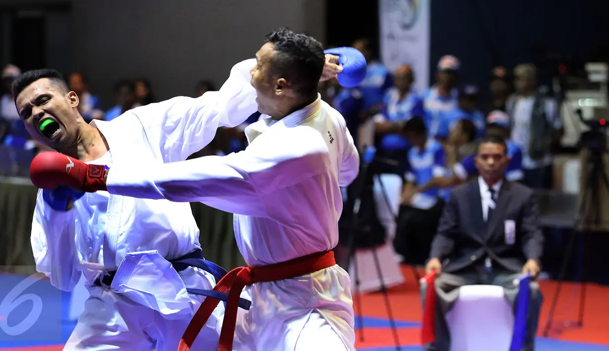 Karateka Jawa Timur, Umar Syarief (kanan) saat berlaga melawan Caesar George (Jakarta) di kelas Kumite Individu Putra +84 kg senior PON XIX di Sabuga, Bandung, Minggu (18/9). Umar menang telak 9-1 atas Caesar. (Liputan6.com/Helmi Fithriansyah)