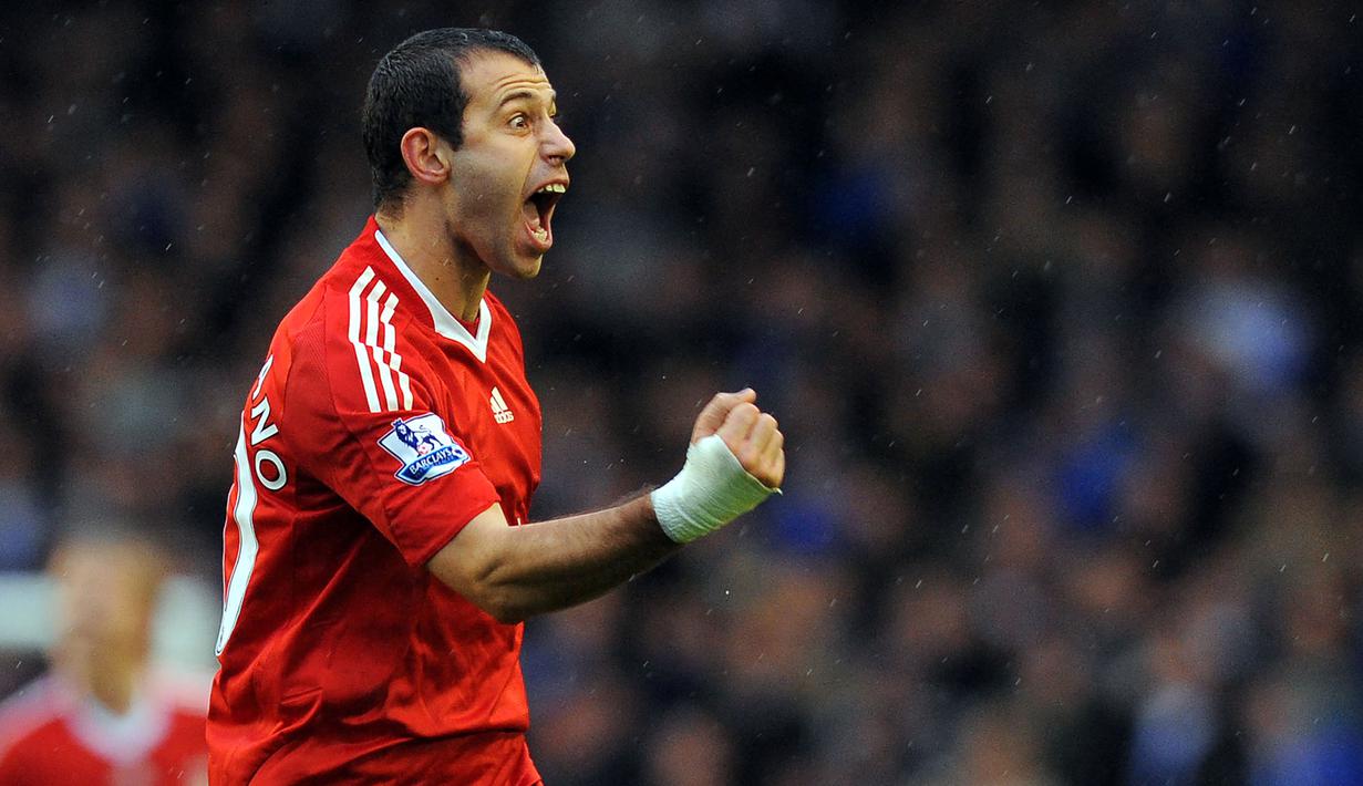 Selebrasi gelandang Liverpool, Javier Mascherano setelah menjebol gawang Everton pada laga Liga Inggris 2009/2010 di Goodison Park, Liverpool (29/11/2009). Javier Mascherano yang pensiun pada November 2020 bersama Estudiantes tercatat hanya 2,5 musim membela Liverpool. Sempat berstatus pinjaman dari West Ham selama setengah musim pada 2006/2007, ia lantas dipermanenkan The Reds pada 2008/2009. Ia total tampil dalam 139 laga di semua ajang dengan torehan 2 gol dan 7 assist. (AFP/Andrew Yates)