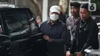 Gubernur Bengkulu, Rohidin Mersyah (kiri mengenakan masker) saat tiba di Gedung Merah Putih Komisi Pemberantasan Korupsi (KPK), Jakarta, Minggu (24/11/2024). (Liputan6.com/Angga Yuniar)