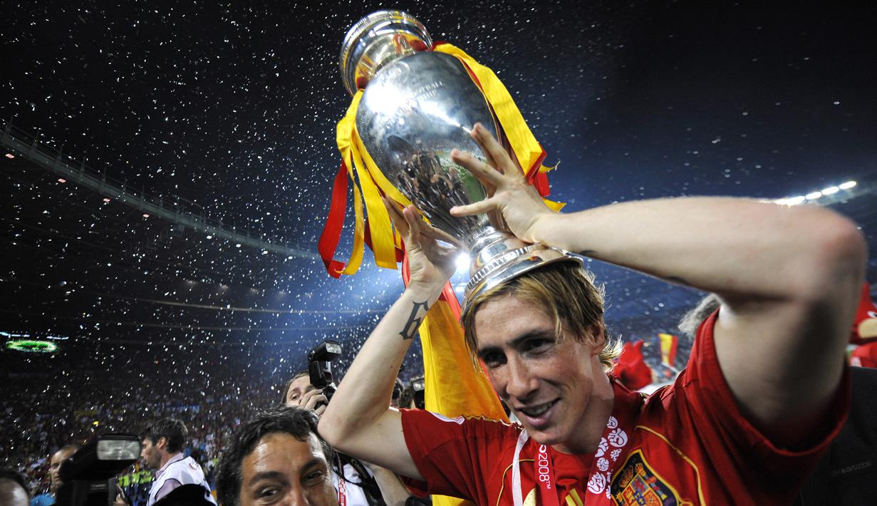 Fernando Torres. Meraih gelar Euro 2008 bersama Timnas Spanyol dan menjadi pencetak gol di partai final tak cukup membawanya merebut Ballon d'Or 2008. Ia hanya menempati posisi ketiga. Gelar jatuh ke tangan Cristiano Ronaldo yang tampil gemilang bersama Manchester United. (AFP/Franck Fife)