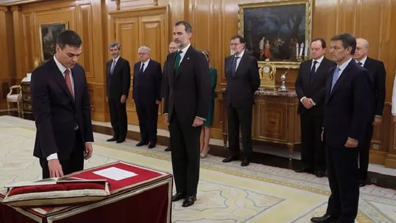 Pedro Sanchez (kiri) saat disumpah menjadi perdana menteri baru Spanyol, disaksikan oleh Raja Felipe VI (tengah, depan) dan mantan PM Mariano Rajoy (kanan, depan) pada Sabtu, 2 Juni 2018 (Media Pool via The Guardian)