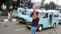 Tiang Miring, Kabel Listrik di Slipi Terurai ke Jalan Raya