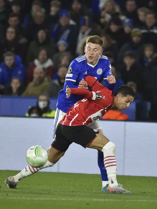 Gelandang Leicester City Harvey Barnes berebut bola dengan gelandang PSV Eindhoven Mauro Junior pada leg pertama perempatfinal Europa Conference League di King Power Stadium, Jumat (8/4/2022) dini hari WIB. Leicester City ditahan imbang 0-0 saat menjamu PSV Eindhoven. (AP Photo/Rui Vieira)