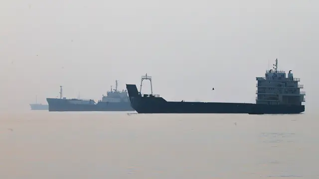 Kapal-kapal komersial tampak berlabuh di Selat Hormuz di lepas pantai Bandar Abbas, Iran, Senin, Selasa, 6 Oktober 2026. (Amirhosein Khorgooi/ISNA via AP)