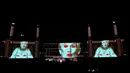 Sebuah layar bergambar capres AS dari partai Republik, Donald Trump saat musisi Roger Waters tampil dalam festival musik Desert Trip di Empire Polo Club di Indio, California AS, (9/10). (REUTERS/Mario Anzuoni)