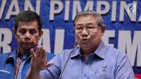 Ketua Umum Partai Demokrat Susilo Bambang Yudhoyono (tengah) menyampaikan keterangan di DPP Demokrat, Jakarta, Senin (30/10). Keterangan tersebut terkait revisi UU Ormas yang akan diajukan Partai Demokrat. (Liputan6.com/Faizal Fanani)