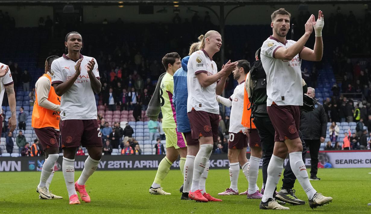 Selebrasi para pemain Manchester City merayakan kemenangan 4-2 atas Crystal Palace setelah berakhirnya laga pekan ke-32 Premier League 2023/2024 di Selhurst Park stadium, London, Sabtu (6/4/2024). (AP Photo/Frank Augstein)