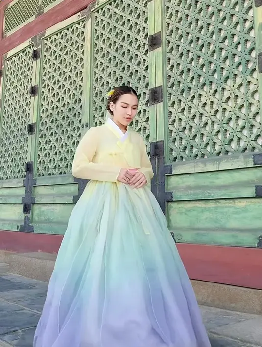 <p>Libur lebaran di Korea Selatan, Ayu Ting Ting turut mengunjungi istana Gyeongbok yang ikonik sambil mengenakan hanbok ombre yang menawan. [Foto: IG/ayutingting92].</p>