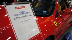 Sebuah kertas informasi tentang mobil Ferrari F430 yang dipamerkan oleh Auctions America di Florida, 31 Maret 2017. Donald Trump membeli mobil itu pada 2007 untuk digunakan sebagai mobil pribadinya dan kemudian dijual pada 2011. (LEILA MACOR/AFP)