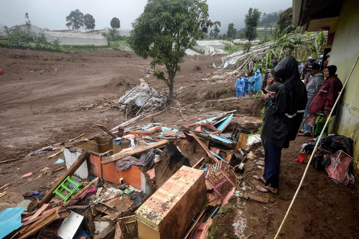 FOTO: Penampakan Longsor Meluluhlantakkan Permukiman di Cisarua Bandung