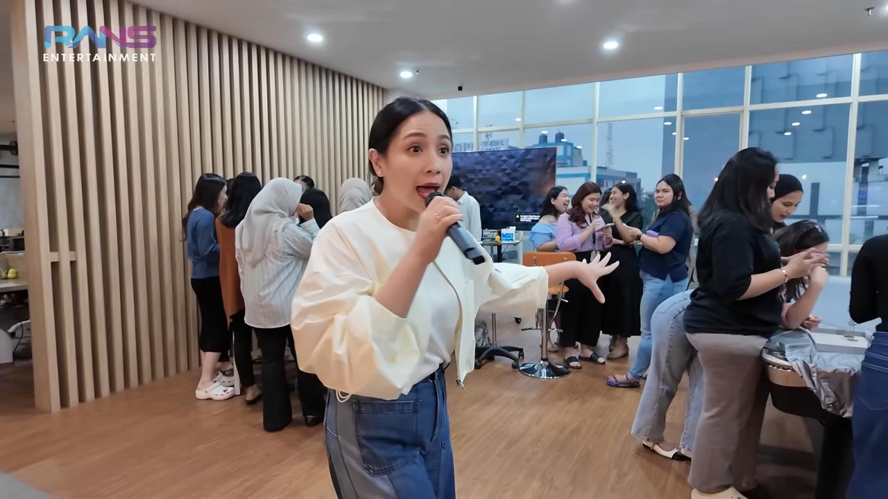 Potret Nagita Slavina Heboh Jualan Berlian ke Karyawan di Kantor, Strategi Marketing Sukses & Dagangan Laris Manis