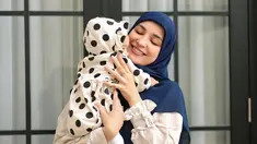 Bagikan foto gendong Humaira di laman Instagramnya, netizen kembali ramai bertanya-tanya. Baby Humaira terlihat anteng digendong oleh adik Zaskia Sungkar itu. Kehadiran Baby Humaira tentunya menambah kebahagiaan baru di tengah keluarga besar Zaskia Sungkar. Wajahnya terlihat sedikit, netizen salah fokus dengan wajah Humaira yang disebut kearab-araban. (Liputan6.com/IG/@shireensungkar)