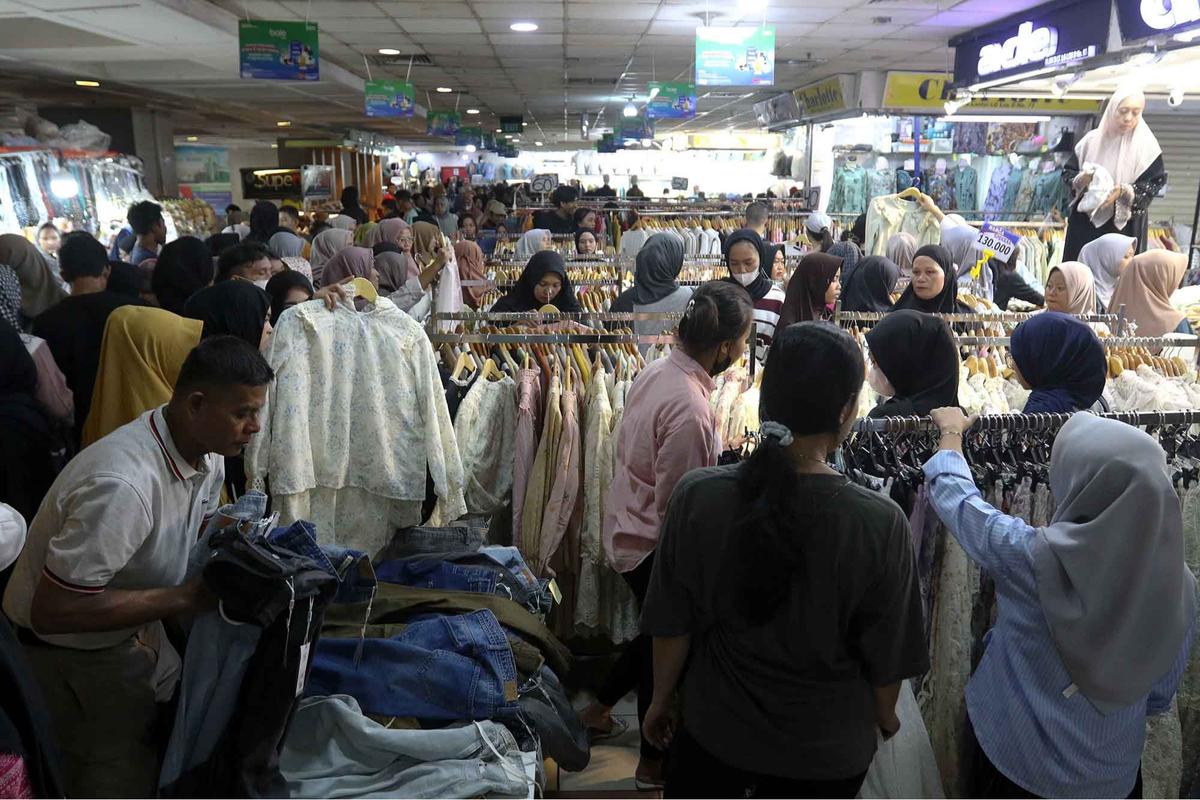 FOTO:   Hampir Sepekan Jelang Lebaran, Warga Memadati Pasar Tanah Abang