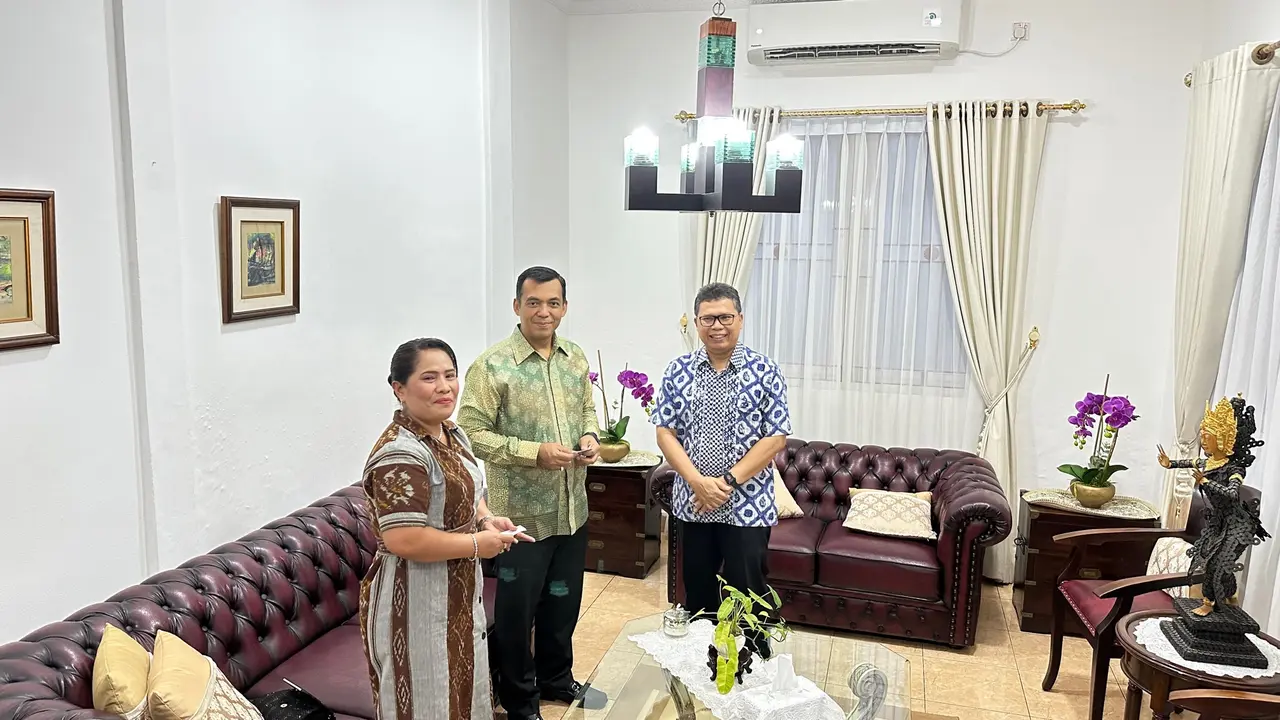 Direktur Jenderal (Dirjen) Imigrasi RI Silmy Karim menemui langsung Dirjen Imigrasi Timor Leste Adelaide Da Rosa di Wisma Duta Republik Indonesia, Dili, Timor Leste terkait rencana kedatangan Paus Fransiskus.