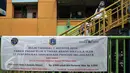 Spanduk pemberitahuan terpasang di PD Pasar Jaya Tanah Abang, Jakarta, Senin (1/8). Pemprov DKI melalui Badan Layanan Umum Daerah (BLUD) Perparkiran mengambil alih pengelolaan parkir 15 pasar PD Pasar Jaya. (Liputan6.com/Yoppy Renato)