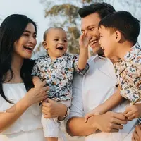 Titi Kamal dan Christian Sugiono bersama anak-anaknya. (Instagram/titi_kamall).