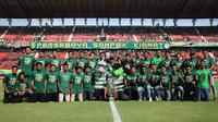 Persebaya Surabaya U-17 yang baru saja menjuarai Piala Soeratin 2019 diperkenalkan di Stadion Gelora Bung Tomo, Surabaya, Sabtu (16/2/2019). (Bola.com/Aditya Wany)