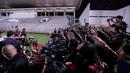 Kiper Timnas Indonesia, Emil Audero memberikan keterangan di depan media saat latihan menjelang laga Putaran Ketiga Kualifikasi Piala Dunia 2026 melawan China yang berlangsung di Stadion Madya, Kompleks Stadion Utama Gelora Bung Karno (SUGBK), Senayan, Jakarta, Senin (02/06/2025). (Bola.com/Bagaskara Lazuardi)