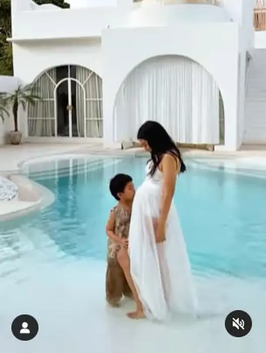<p>Istri Arnold Poernomo mengenalkan calon anaknya kepada putra sulungnya, Arthur Miles Poernomo. Arthur mencium perut sang mama. (Foto: Instagram/@tiffanysoetanto)</p>