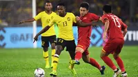 Pemain Timnas Malaysia, Mohamadou Sumareh (13), saat laga final Piala AFF 2018 melawan Vietnam di Stadion Nasional, Bukit Jalil (11/12/2018). (AFP/Mohd Rasfan)