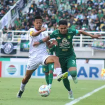 Duel pemain Persebaya, Reva Adi Utama (kanan) dengan penyerang Arema, Dendi Santoso dalam laga BRI Liga 1 2023/2024 di Stadion Gelora Bung Tomo, Surabaya, Sabtu (23/9/2023). (Bola.com/Aditya Wany)