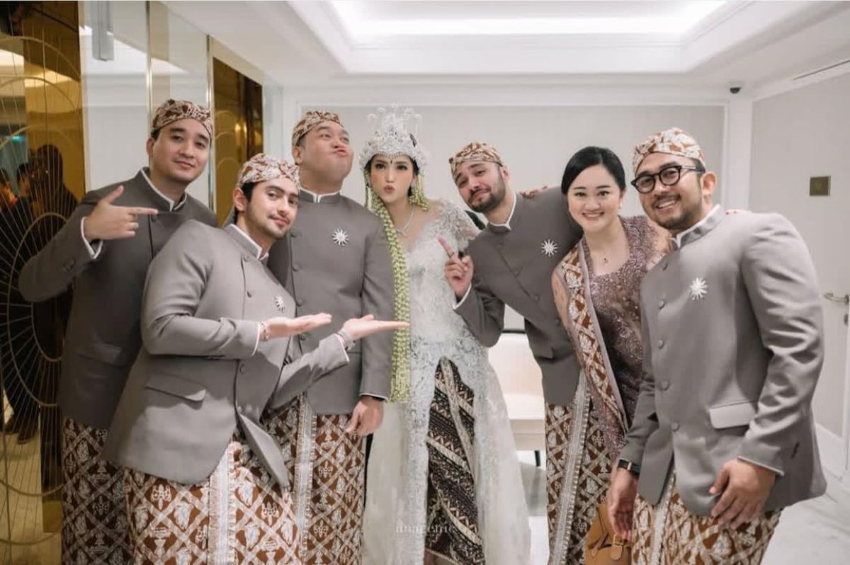 7 Potret Bahagia Refal Hady Saat Jadi Groomsman di Pernikahan Dewi Paramita
